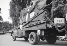 831715 Afbeelding van een wagen van de A.T.O. / Van Gend & Loos in de optocht ter gelegenheid van Koninginnedag, op de ...